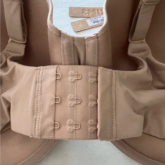 Skims Fits Everybody T-Shirt Bra in Clay - Picture 10 of 15